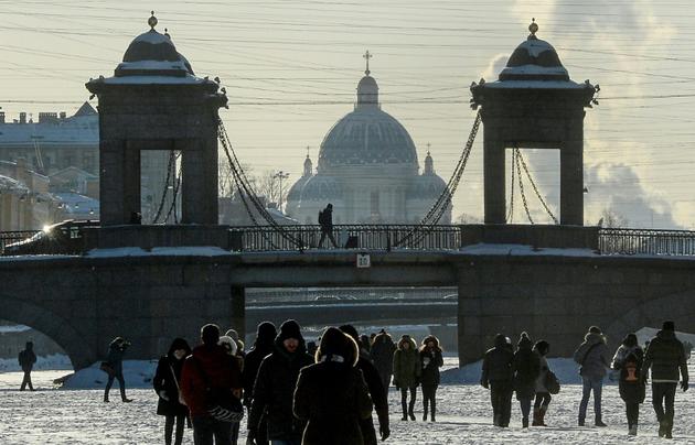 Des personnes marchent sur la Neva gelée, le 24 février 2018 à Saint-Pétersbourg [Olga MALTSEVA / AFP]