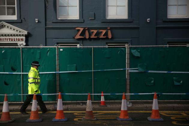 Un cordon de police devant la pizzeria Zizzi à Salisbury, le 11 mars 2018 [Daniel LEAL-OLIVAS / AFP]