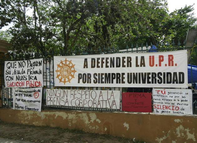 Des banderoles sur les grilles de l'université de Porto Rico lors d'une grève d'étudiants, à Porto Rico le 23 mai 2017 [ELODIE CUZIN / AFP/Archives]