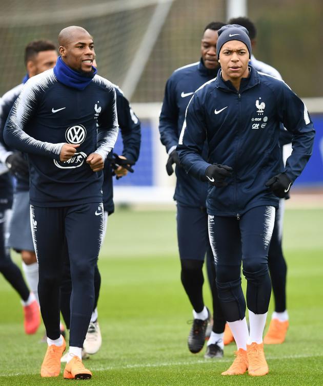 Le défenseur Djibril Sidibé (g) et l'attaquant Kylian Mbappé s'entraînent avec leurs coéquipiers de l'équipe de France, à Clairefontaine, le 25 mars 2018 [FRANCK FIFE / AFP]