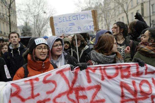 A Paris, le cortège parti du Jardin du Luxembourg a rassemblé 3.000 personnes, selon la police [Thomas SAMSON / AFP]