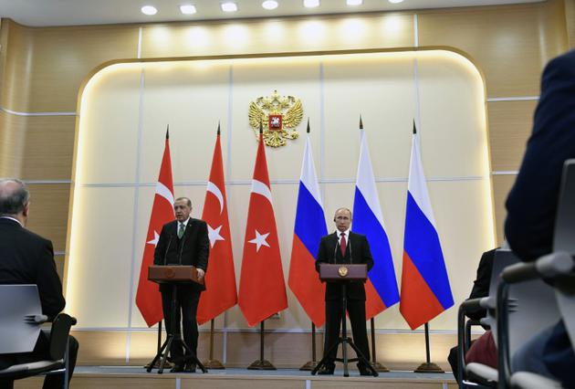 Le président russe Vladimir Poutine (D) et son homologue turc Recep Tayyip Erdogan donnent une conférence de presse à Sotchi, le 3 mai 2017 [Alexander NEMENOV / AFP]