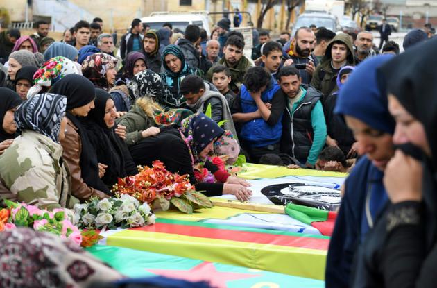 Des Syriennes pleurent lors des funérailles de victimes de l'offensive turque contre l'enclave d'Afrine, le 25 janvier 2018 à Afrine [George OURFALIAN / AFP]