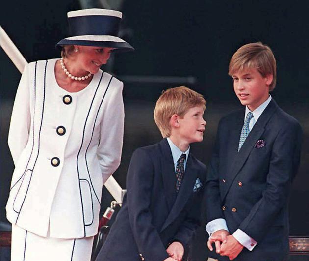 Diana avec ses fils William et Harry à Londres, le 19 août 1995 [JOHNNY EGGITT / AFP/Archives]