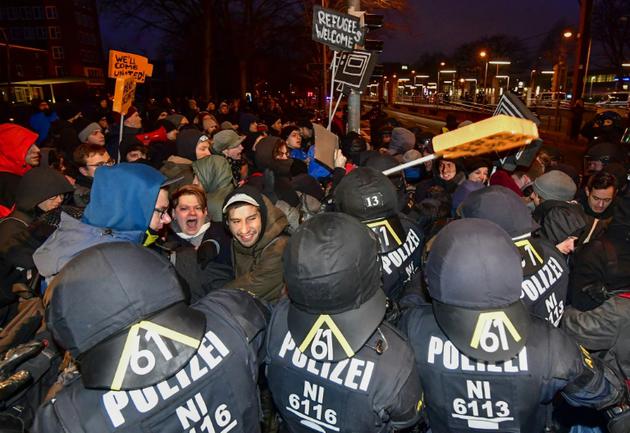 La police allemande empêche des militants antifascistes d'entrer au congrès du parti d'extrême droite Alternative pour l'Allemagne (AfD) qui se tient à Hanovre en Allemagne, le 2 décembre 2017  [Tobias SCHWARZ / AFP]