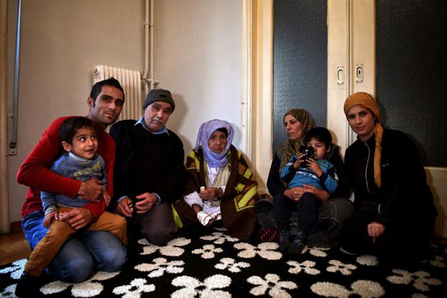 Laila Saleh, entourée de sa famille à Athènes, le 15 décembre 2017 [ARIS MESSINIS / AFP]