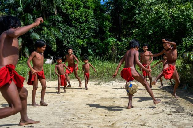 Des enfants Waiapi jouent au football dans leur village de Manilha, en Amazonie, le 13 octobre 2017 [Apu Gomes / AFP]
