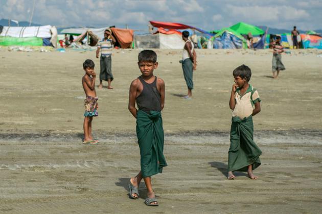 Des enfants rohingyas dans un camp de réfugiés dans l'Etat de Rakhine (Birmanie), le 12 novembre 2017, en attendant d'être évacués vers le Bangladesh [Phyo Hein KYAW / AFP]