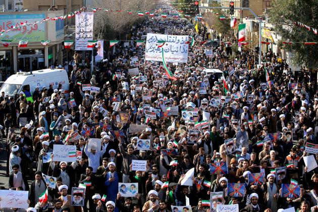 Des manifestants prorégime défilent dans la ville sainte iranienne de Qom, à 130 km au sud de Téhéran, le 3 janvier 2018  [Mohammad ALI MARIZAD / AFP]