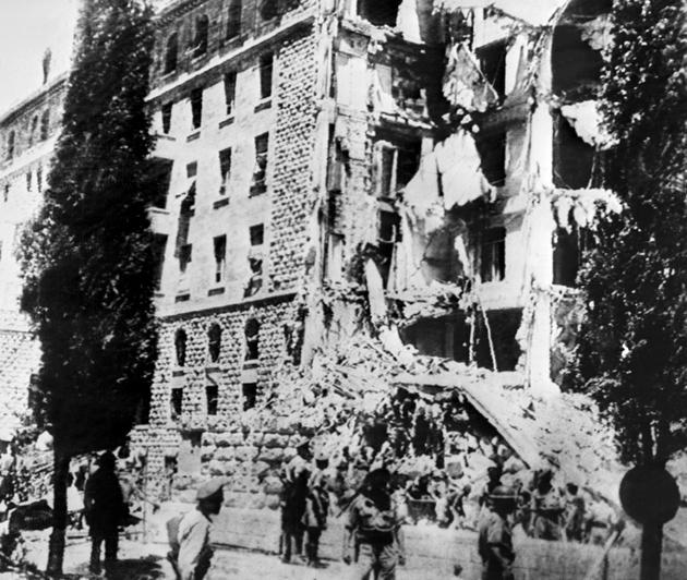 L'hôtel King David détruit par un attentat à la bombe visant les bureaux des autorités britanniques perpétré par l'organisation extrémiste juive de l'Irgoun, le 22 juillet 1946 à Jérusalem [ / INTERCONTINENTAL/AFP/Archives]