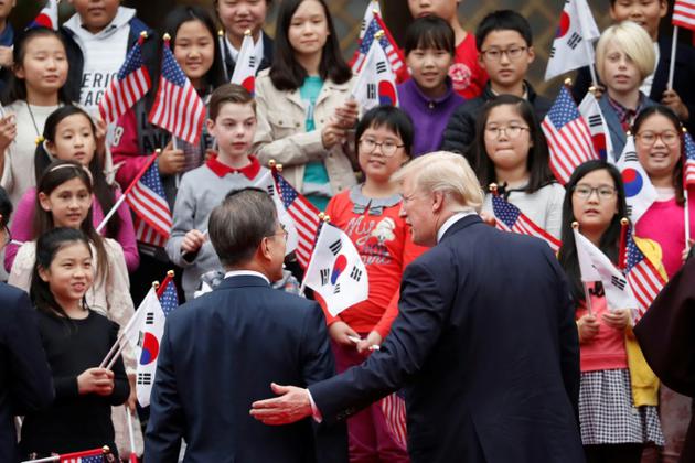 Les présidents américain Donald Trump et sud-coréen Moon Jae-in lors de la visite du président Trump en Corée du Sud, le 7 novembre 2017 à Séoul [KIM HONG-JI / POOL/AFP]