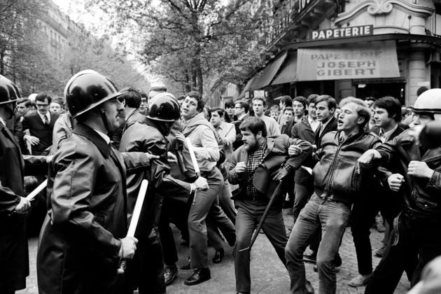 Face-à-face entre manifestants et policiers le 2 mai 1968, boulevard Saint Michel à Paris  [Jacques MARIE / AFP/Archives]