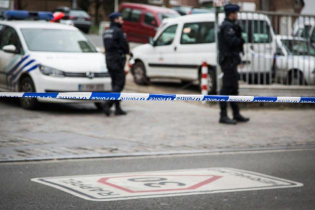 Des policiers belges contrôlent l'entrée de l'hôpital Saint Pierre à Bruxelles le 19 mars 2016 où est soigné Salah Abdeslam [Aurore Belot / BELGA/AFP]