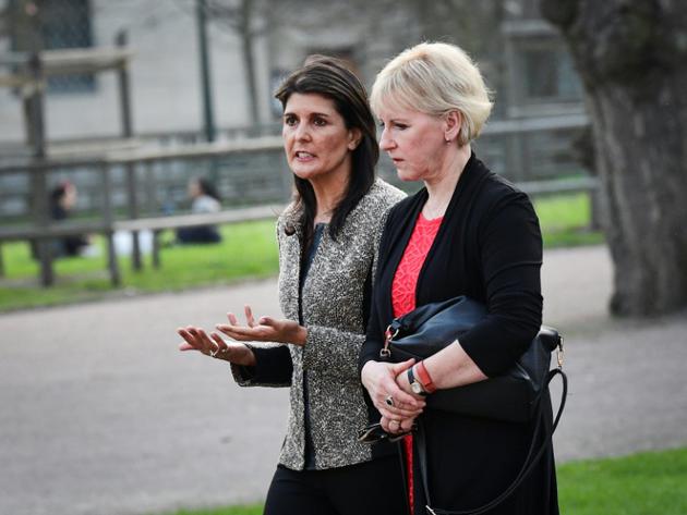 L'ambassadrice américaine aux Nations unies, Nikki Haley (g) et la ministre suédoise des Affaires étrangères, Margot Wallström, le 20 avril 2018 à Lund [Johan NILSSON / TT NEWS AGENCY/AFP]