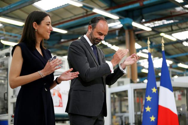 Le Premier ministre Edouard Philippe et la secrétaire d'Etat à la Transition écologique Brune Poirson pendant une visite à l'usine Seb de Mayenne (Mayenne), le 23 avril 2018 [CHARLY TRIBALLEAU / AFP]