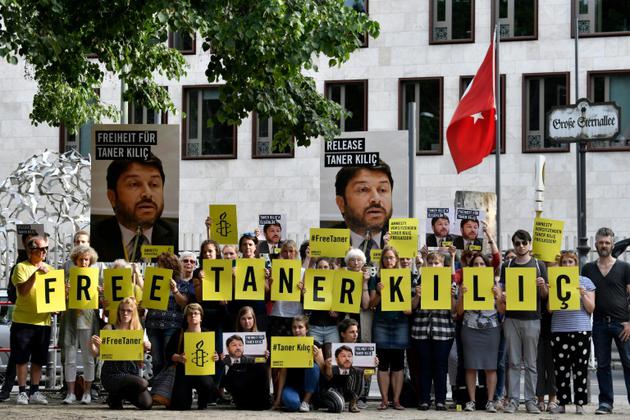 Des militants d'Amnesty International manifestent devant l'ambassade de Turquie en Allemagne pour la libération de Taner Kiliç, président d'Amnesty International en Turquie, le 15 juin 2017 à Berlin [John MACDOUGALL / AFP/Archives]
