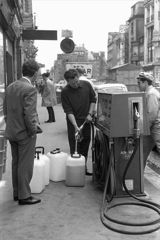 Un Parisien fait des réserves d'essence, craignant un manque d'approvisionnement à la suite de la grève qui paralyse la vie économique et sociale du pays, le 21 mai 1968 [ / ARCHIVES/AFP/Archives]