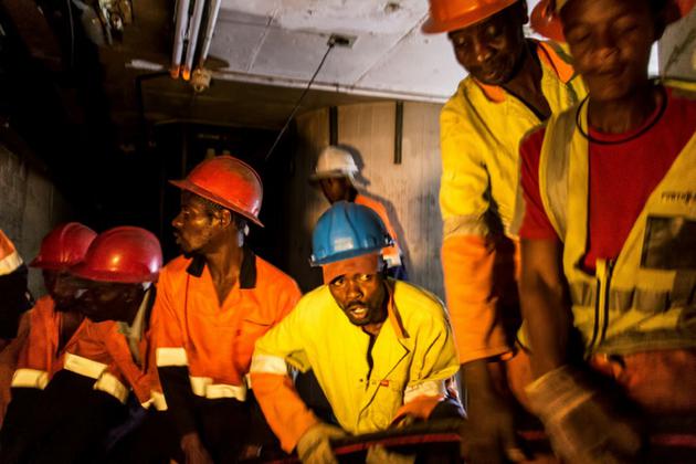 Des techniciens travaillent dans un tunnel sous Johannesburg, le 8 septembre 2017 [TADEU ANDRE / AFP]
