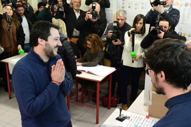 Matteo Salvini, chef de file de l'extrême droite alliée à la droite de Silvio Berlusconi, vote pour les législatives le 4 mars 2018 à Milan [Miguel MEDINA / AFP]