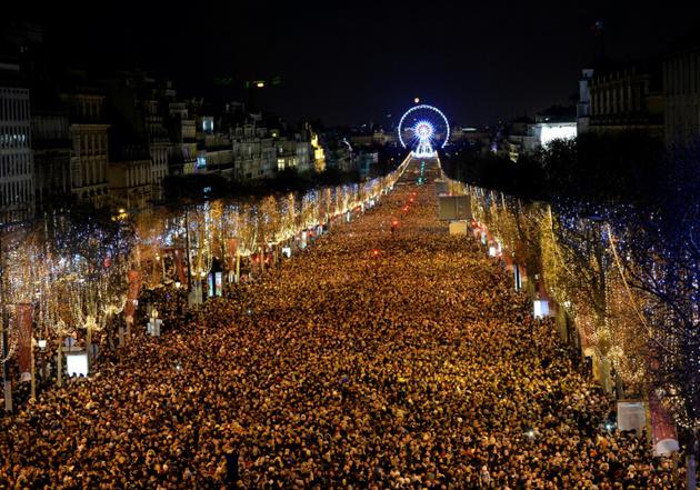 Plusieurs milliers de personnes sur "la plus belle avenue du monde", les Champs-Elysées, le 31 décembre 2017 à Paris [GUILLAUME SOUVANT / AFP]