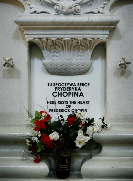 Une plaque indiquant où est conservé le coeur du compositeur polonais Frédéric Chopin, dans l'église baroque de Sainte-Croix, le 20 juin 2008 à Varsovie [WOJTEK RADWANSKI / AFP]