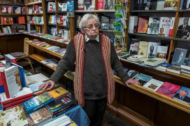 Helga Weyhe la propriétaire de la librairie la plus ancienne d'Allemagne parmi les livres dans sa boutique à Salzewedel, le 10 janvier 2018 [John MACDOUGALL / AFP]