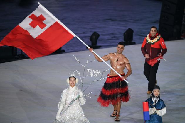 Le porte drapeau du Tonga, Pita Taufatofua, défile torse nue huilé lors de la cérémonie d'ouverture des JO-2018, le 9 février 2018 à Pyeongchang  [Roberto SCHMIDT / AFP]
