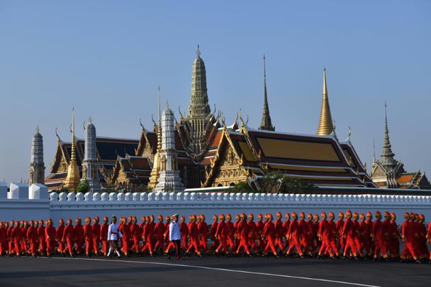Des artistes marchent lors de la préparation des funrérailles du roi de Thaïlande le 26 octobre 2017 à Bangkok [Anthony WALLACE / AFP]