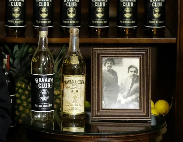 Une bouteille de vieux rhum Havana Club (avant Castro) et une bouteille contemporaine de Havana Club Bacardi, le 3 avril dans un bar à New York [ANGELA WEISS / AFP]