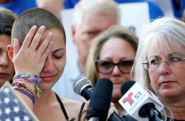 Emma Gonzalez, une survivante de la tuerie du lycée de Floride, prend la parole pendant un rassemblement contre les armes à Fort Lauderdale, le 17 février 2018 [RHONA WISE / AFP]