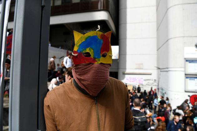 Un étudiant devant l'entrée de l'université Tolbiac, à Paris le 11 avril 2018 [ALAIN JOCARD / AFP]