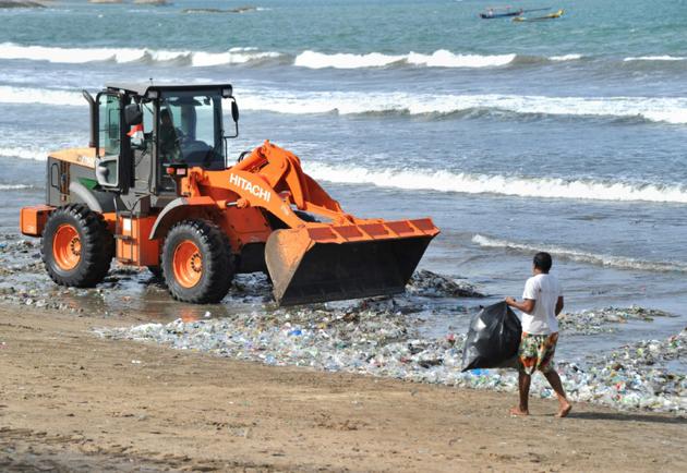 L'Indonésie est le deuxième producteur mondial de déchets marins après la Chine, avec 1,29 million de tonnes par an jetées en mer, qui provoquent des dégâts immenses sur les écosystèmes et la santé [SONNY TUMBELAKA / AFP]