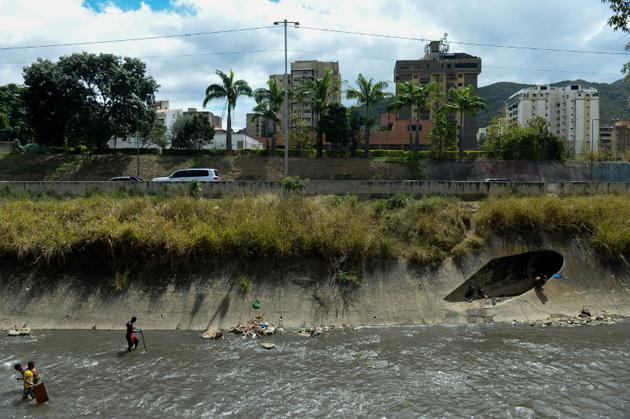 Une rive du fleuve Guaire, le 1er février 2018 à Caracas [FEDERICO PARRA / AFP]
