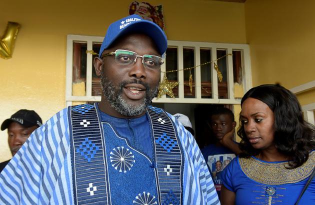 Le candidat à la présidentielle George Weak et sa femme Clar (d), le 23 décembre 2017 à Monrovia, au Liberia [SEYLLOU / AFP]