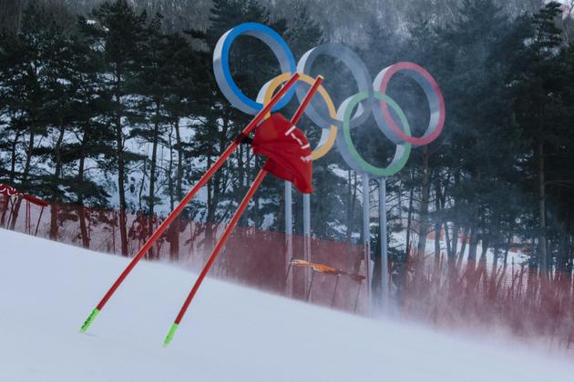 Les rafales de vent font se courber une porte du slalom géant de Jeongseon, le 12 février 2018 [Dimitar DILKOFF / AFP/Archives]
