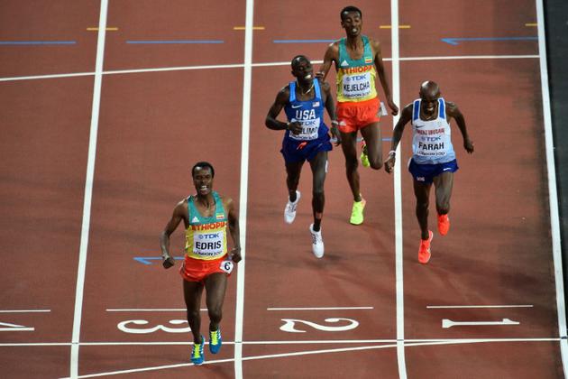 Le fondeur britannique Mo Farah finit 2e derrière l'Ethiopien Muktar Edris en finale du 5000 m à Londres, le 12 août 2017 [Glyn KIRK                           / AFP]