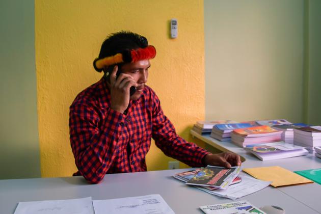 Jawaruwa Waiapi est le premier Indien Waiapi à être devenu conseiller municipal de la ville de Pedra Branca. Au bureau, il travaille en jean et chemise, et remet son pagne traditionnel quand il retourne auprès des siens. Photo prise le 12 octobre 2017 [Apu Gomes / AFP]