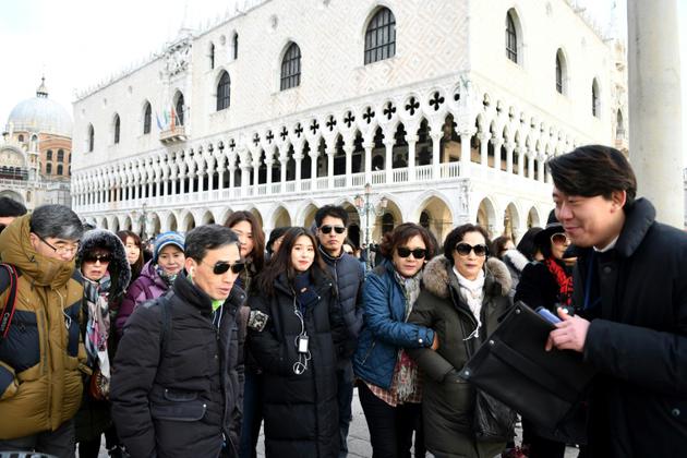 Des touristes à Venise, place San Marco, le 19 janvier 2018 [Andrea PATTARO / AFP]