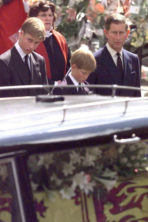 Les princes William, Harry et leur père, le prince Charles, suivent le cercueil de la princesse Diana qui quitte l'abbaye de Westminster à Londres lors de ses funérailles le 6 septembre 1997 [IAN WALDIE / RTR/WPA POOL/AFP/Archives]