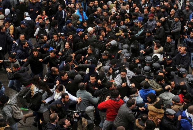 Heurts entre manifestants et membres des forces de l'ordre à Tunis en marge d'une manifestation contre la hausse des prix et les mesures d'austérité, le 12 janvier 2018 [Sofiene HAMDAOUI / AFP]