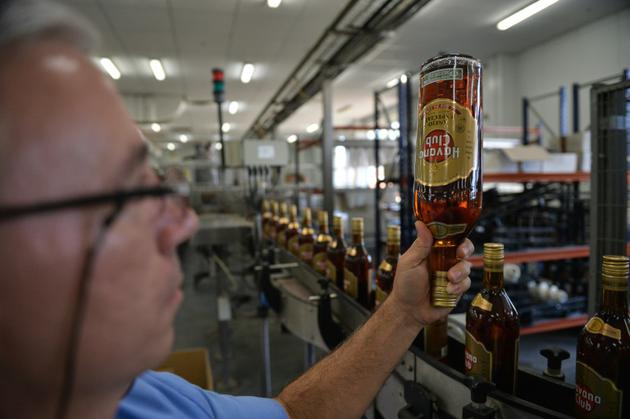 Une bouteille de Havana Club produite à Cuba par le géant français Pernod Ricard [YAMIL LAGE / AFP]