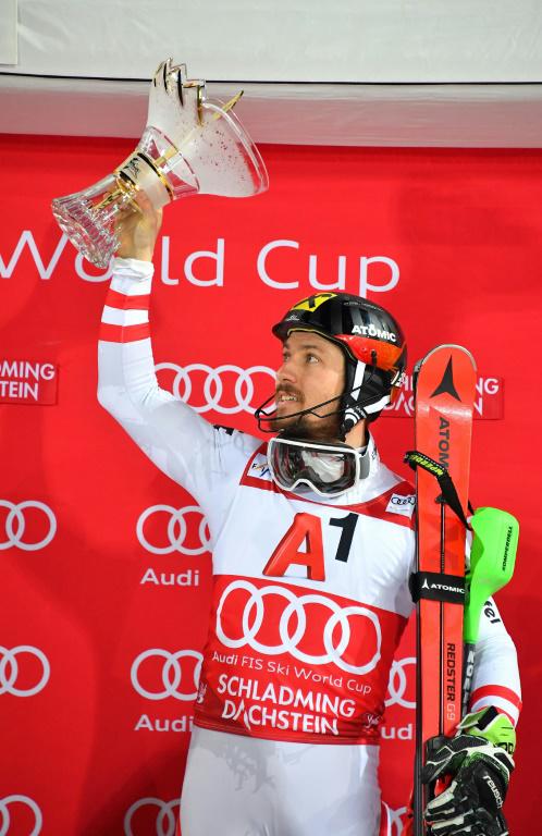 Marcel Hirscher avec son trophée lors de sa victoire au slalom de Schladming le 23 janvier 2018 [JOE KLAMAR / AFP]