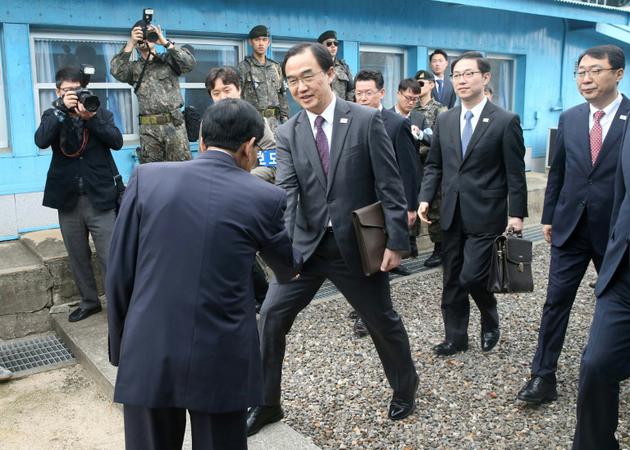 Le ministre sud-coréen de l'Unification, Cho Myoung-gyon, franchit la frontière pour assiter à des discussions relatives au sommet inter-coréen dans le village frontalier de Panmunjom, au coeur de la zone de tension, le 29 mars 2018  [- / KOREA POOL/AFP]