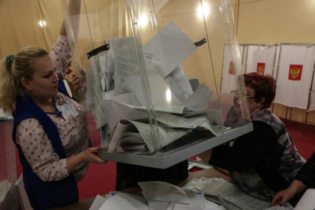 Dépouillement des bulletins de vote, le 18 mars 2018 à Simferopol, en Crimée [STR / AFP]