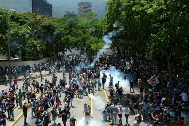 Des étudiants affrontent les forces de l'ordre lors d'une manifestation à Caracas, le 4 mai 2017 [FEDERICO PARRA                       / AFP]