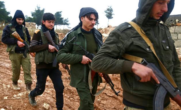 Des rebelles syriens appuyés par  la Turquie, patrouillent sur la colline de Barsaya qui surplombe la ville syrienne d'Azaz et la ville turque de Kilis, le 24 janvier 2018, dans le cadre de l'offensive turque contre les forces kurdes du YPG [Nazeer al-Khatib / AFP/Archives]