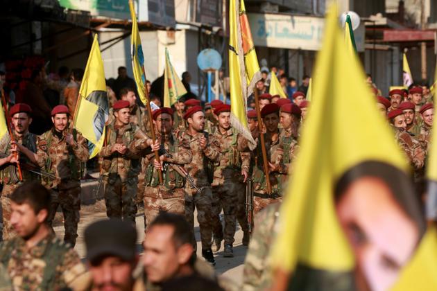 Des membres la milice kurde des Unités de protection du peuple (YPG) manifestent à Al-Muabbadah, le 24 février 2018, dénonçant l'opération militaire turque dans cette enclave kurde au nord-ouest d'Afrin en Syrie [Delil souleiman / AFP]