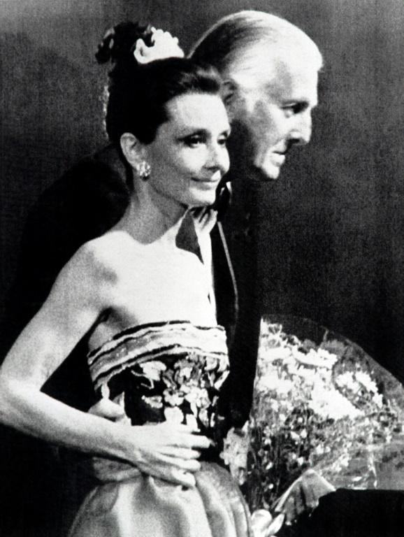 Le couturier français Hubert de Givenchy et l'actrice américaine Audrey Hepburn le 13 avril 1983 à Tokyo [masaharu hatano / UPI/AFP/Archives]