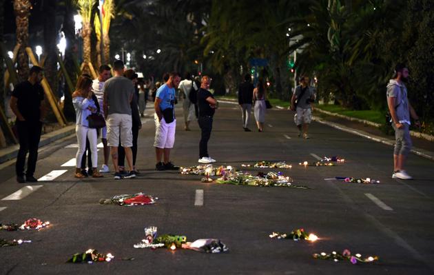 Photo d'archive du 17 juillet 2016 d'un mémorial de fortune en hommage aux victimes de l'attentat de Nice [ANNE-CHRISTINE POUJOULAT / AFP/Archives]