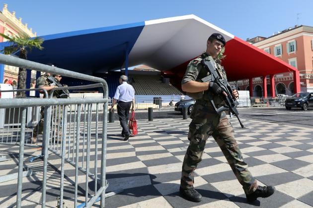 Un soldat en patrouille pendant l'installation des tribunes aux couleurs bleu-blanc-rouge sur la place Masséna de Nice, le 12 juillet 2017  [VALERY HACHE / AFP]